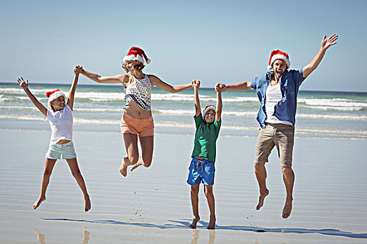 愉悦,家庭,穿,圣诞帽,跳跃,海滩,岸边,晴天