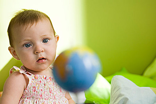 婴儿,女孩,思考,玩具,球体