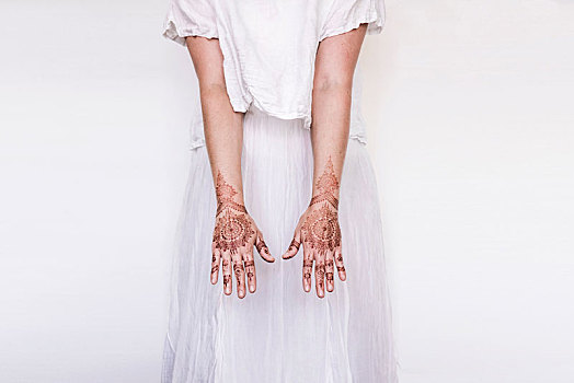 女人,白色长裙,指甲花纹身