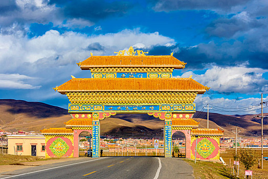 中国四川省甘孜州理塘县西城门