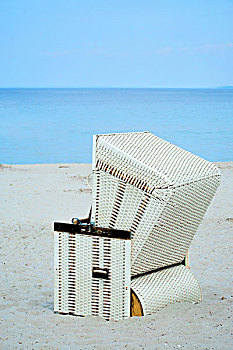 一个,藤条沙滩椅