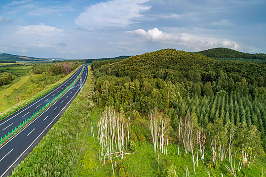 穿过山林的高速公路