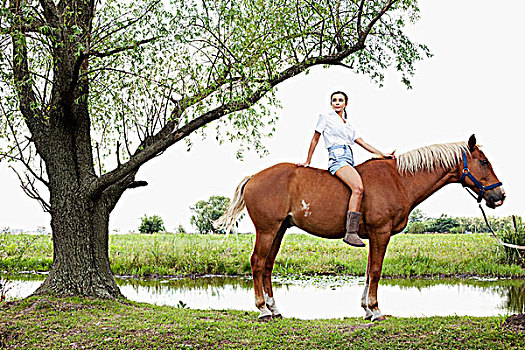 女人,骑马,靠近,水塘