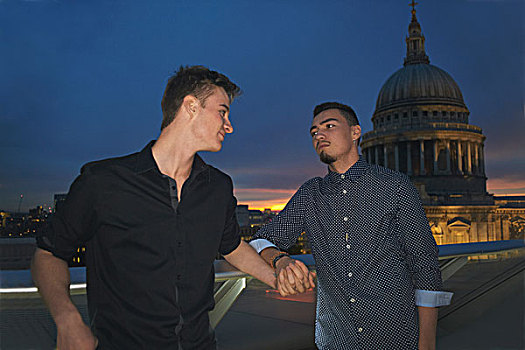 两个,年轻,男人,握手,正面,夜晚,伦敦,英国