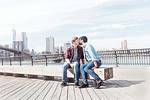 男性,亲吻,河边,布鲁克林大桥,纽约,美国
