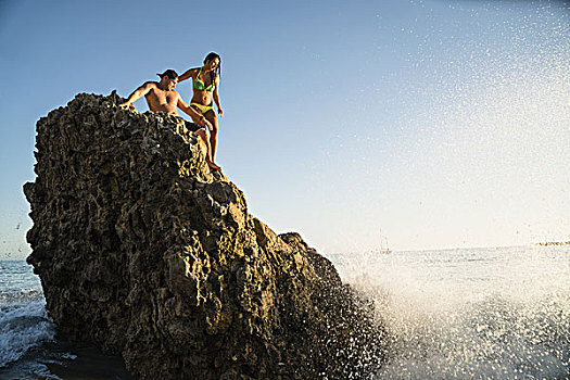 年轻,情侣,岩石上,溅,新港海滩,加利福尼亚,美国