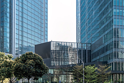仰拍广州金融区现代建筑办公楼