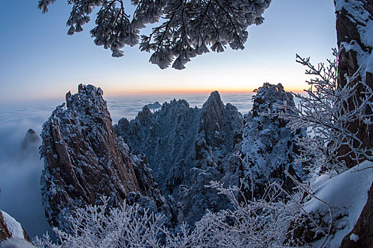 最美黄山冬雪时-晨曦中的始信峰