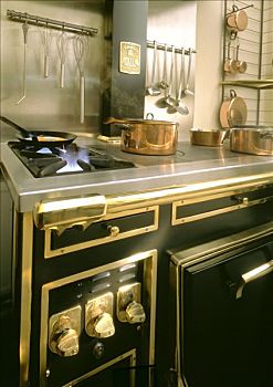 厨房,燃气灶,铜质平底锅
