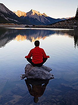 中年,男人,沉思,岩石上,药湖,碧玉国家公园,艾伯塔省,加拿大
