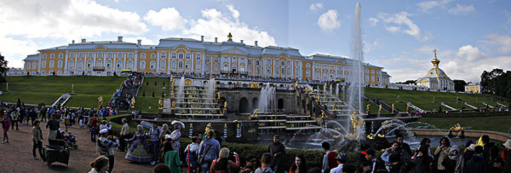 圣彼得堡夏宫下花园金像喷水游客