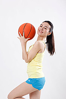 一个拿着篮球的青年女士