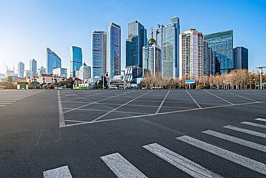 城市广场道路沥青路面和青岛地标建筑