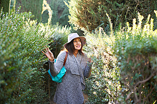 成年,女人,戴着,太阳帽,开襟羊毛衫,接触,植物,看别处,微笑,塞维利亚,西班牙
