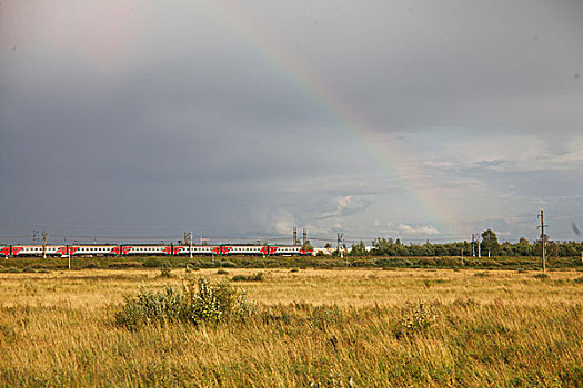 俄罗斯火车遇彩虹