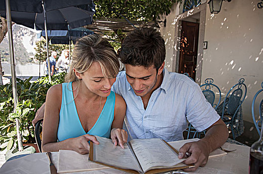 情侣,看,菜单,街头餐厅,马焦雷湖,意大利