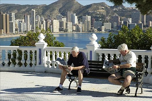 两个男人,读,报纸,长椅,露台,地中海,贝尼多姆,白色海岸,西班牙