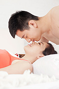 年轻情侣躺在床上