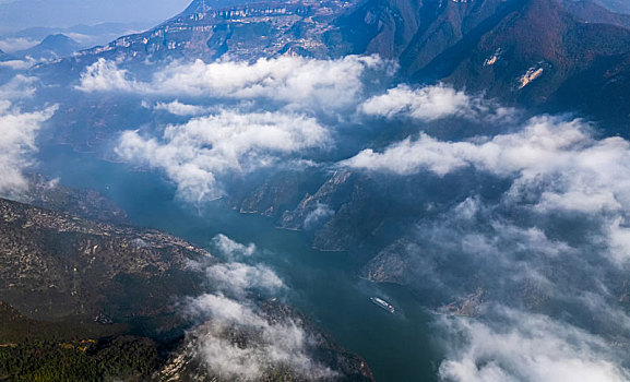 重庆巫山三峡云海红叶