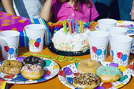 生日蛋糕,甜甜圈,礼物,桌子