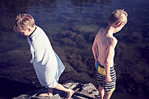 两个男孩,湖