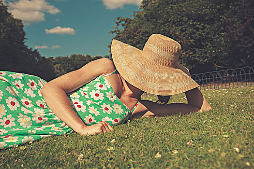 美女,戴着,帽子,夏裙,放松,草地