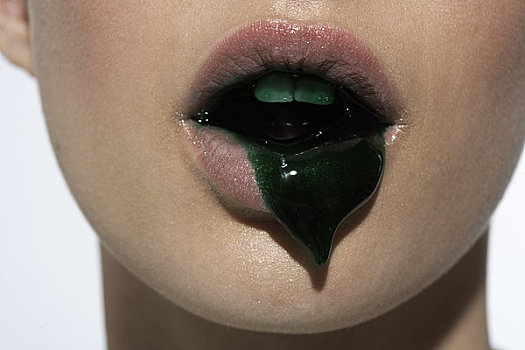 特写,女人,绿色,液体,嘴