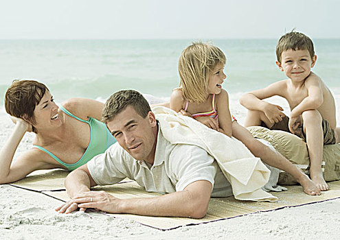家庭,海滩,父母,躺着,垫,孩子,坐,背影