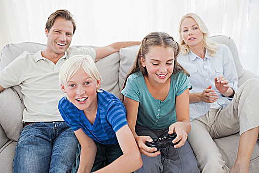 孩子,玩电玩,沙发,父母,看,后面