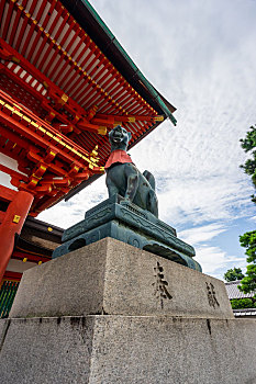 日本京都伏见稻荷大社楼门前的狐狸雕塑