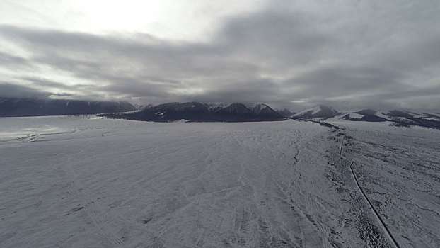 西风拂过,天山雪飘