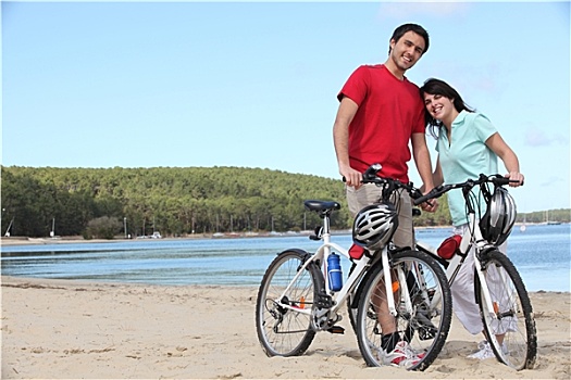 年轻,情侣,自行车,海滩