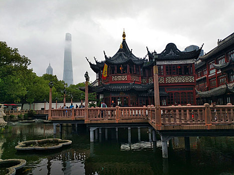 上海传统与现代,豫园,外滩,上海中心