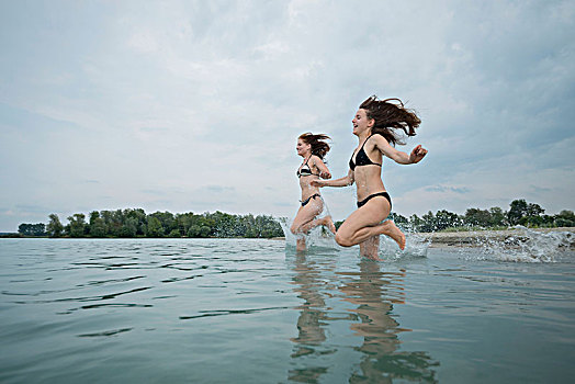 两个女孩,浴,湖,采石场,水塘,巴登符腾堡,德国