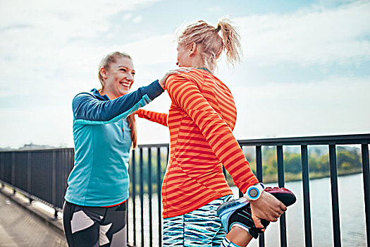 两个,女性,跑步,热身,一起,步行桥