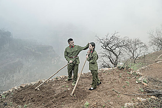 剧情,山村,山地,锄头,干活,杏花,雾