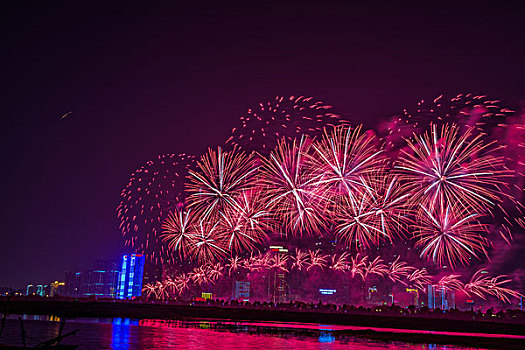 烟花,建筑群,河流,夜景,水,灯,节日