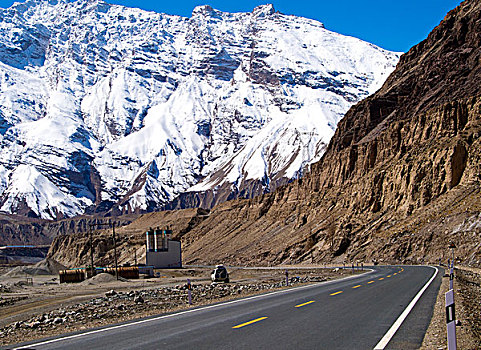 新疆,雪山,石山,公路