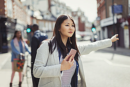 年轻,职业女性,手机,打车,晴朗,城市街道