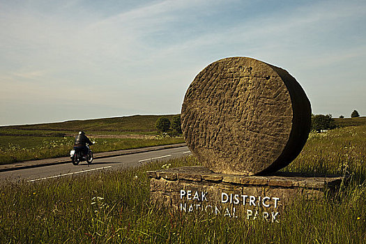 英格兰,德贝郡,孤单,摩托车手,峰区国家公园,过去,一个,石头,标识,第一,国家公园
