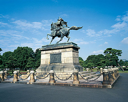 日本东京皇居广场上的日本中世纪著名武将楠木正成塑像