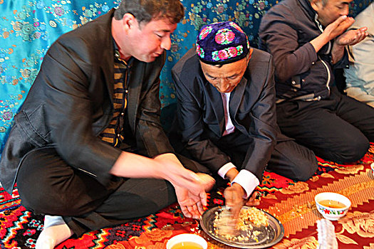 维吾尔族人吃抓饭