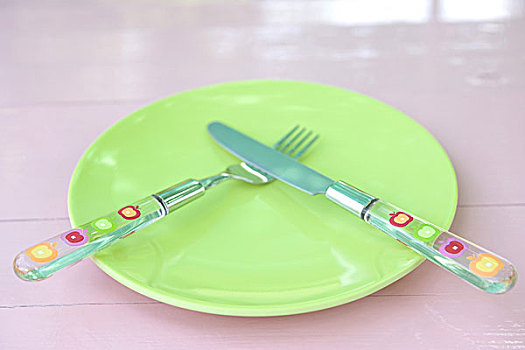 盘子,绿色,空,银器,静物,食物,概念,桌子,粉色,刀,叉子,塑料制品,图案,饥饿,饮食