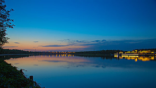 北京通州运河森林公园运河夜景