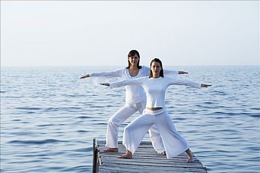 两个女人,码头,瑜珈