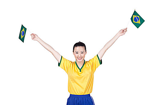 一个穿足球队服拿着国旗的女青年