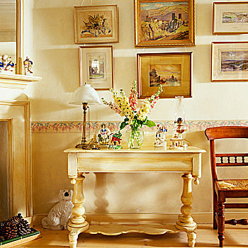 小雕像,灯,花瓶,花,白色背景,桌子