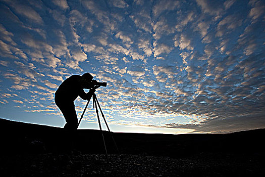 摄影师,剪影,照片,蓝莓,山,靠近,旺湖,德纳利国家公园和自然保护区,室内,阿拉斯加,秋天