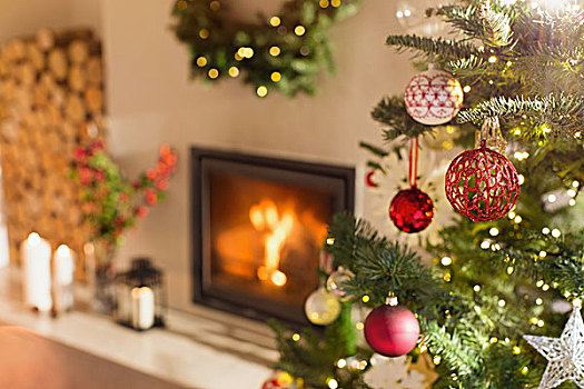 红色,白色,装饰,悬挂,圣诞树,靠近,壁炉