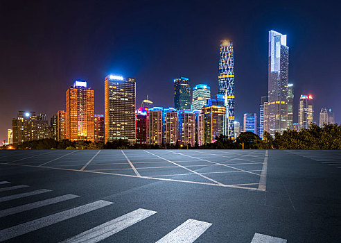 路面天际线和建筑景观夜景